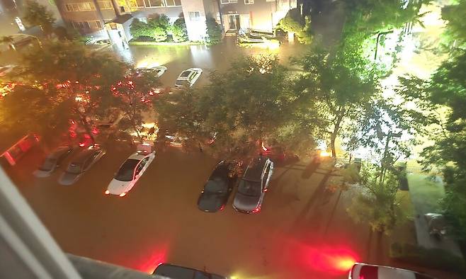 충남 서해안을 중심으로 강한 비가 내린 17일 새벽 충남 당진시 채운동의 한 아파트 단지가 폭우로 잠겨 있다. 연합뉴스