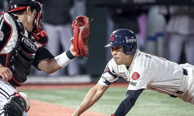 엘지(LG) 트윈스와 롯데 자이언츠가 지난 5월 22일 부산 사직 야구장에서 경기하고 있다. 롯데 자이언츠 제공