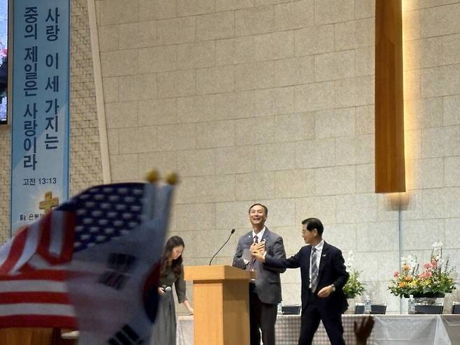 모스 탄 미국 리버티대 교수가 17일 오후 2시께 서울 은평구 은평제일교회에서 열린 ‘모스 탄 대사 초청 간증 집회’에서 연단에 올라 교인들을 보고 있다. 임재희 기자