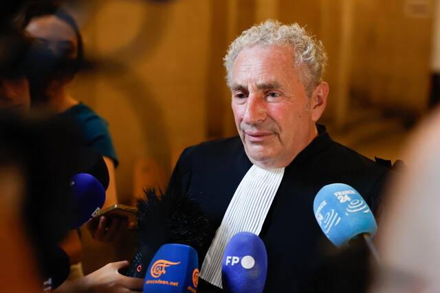 조르주 이브라힘 압달라(74)가 17일(현지시각) 파리 항소법원을 나서며 취재진의 질문을 받고 있다. EPA 연합뉴스