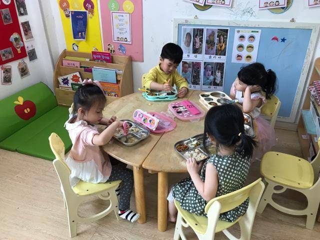 급식 먹는 어린이들. 한국일보 자료사진