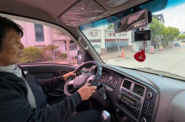 운전 중인 정미자씨가 마을 주민들이 지내는 모텔들을 안내하고 있다. 안동=허유정 기자