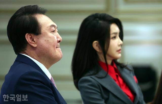 윤석열(왼쪽) 전 대통령과 김건희 여사가 2023년 3월 23일 청와대 영빈관에서 열린 복지 ·노동현장 종사자 초청 오찬행사에서 현장 영상을 시청하고 있다. 서재훈 기자