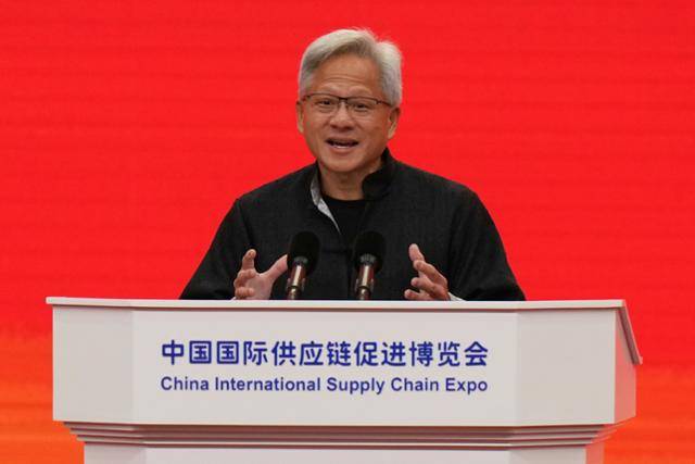 젠슨 황 엔비디아 최고경영자(CEO)가 16일 중국 베이징에서 열린 제3회 중국 국제 공급망 촉진 박람회 개막식에서 기조연설하고 있다. AP 뉴시스