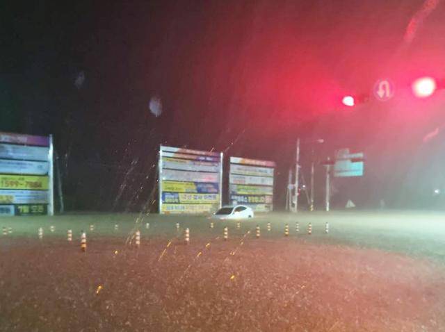 충남 서해안을 중심으로 강한 비가 내린 17일 새벽 충남 서산시 성연면 오사삼거리가 물에 잠겨 있다. 서산=연합뉴스