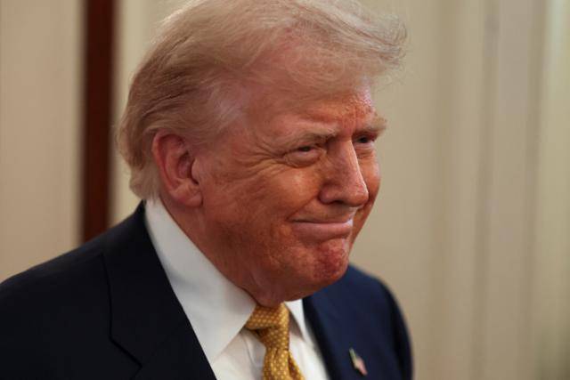 도널드 트럼프 미국 대통령이 16일 워싱턴 백악관 이스트룸에서 펜타닐법에 서명하고 있다. 워싱턴=로이터 연합뉴스