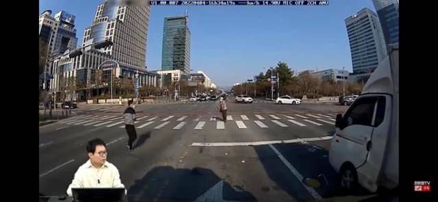교통사고 전문가 한문철 변호사가 유튜브 채널 '한문철TV'에서 보행신호가 바뀌었는데도 횡단보도를 다 건너지 못한 한 노인이 찍힌 차량 블랙박스 영상을 보며 해설하고 있다. 유튜브 캡처