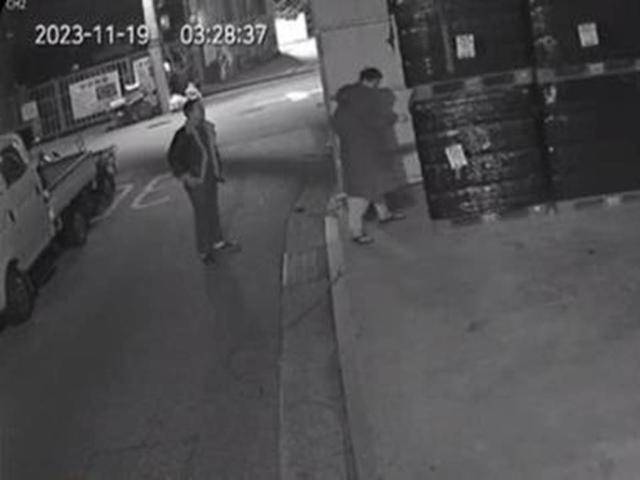 서울 서남권에서 활동하는 폭력조직집단 '진성파' 조직원이 2023년 11월 합숙소 인근에서 흉기 사용을 연습하며 생수통을 찌르고 있다. 서울경찰청 광역수사단 형사기동대 제공