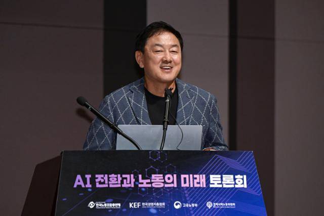 최재붕 성균관대 기계공학부 교수가 17일 서울 중구 한국프레스센터 국제회의장에서 열린 ‘AI 전환과 노동의 미래’ 토론회에서 기조발제를 하고 있다. 하상윤 기자