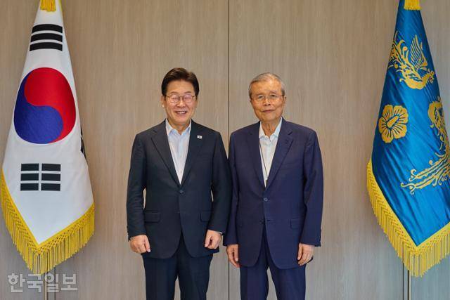 이재명 대통령이 17일 낮 서울 용산 대통령실에서 김종인 전 국민의힘 비상대책위원장과 기념 사진을 찍고 있다. 대통령실 제공