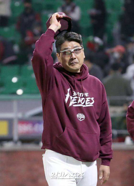 키움 히어로즈와 SSG 랜더스가 1일 오후 인천 SSG랜더스필드에서 2022 KBO리그 포스트시즌 한국시리즈 1차전 경기를 펼쳤다. 키움이 연장 10회 승부 끝에 7-6으로 승리했다. 키움 홍원기 감독이 팬들에게 인사하고있다. 인천=정시종 기자