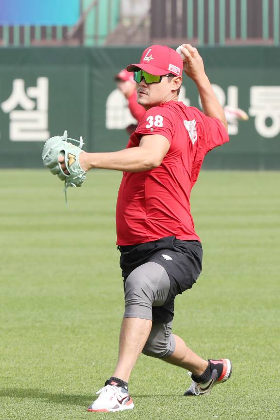 경기 전 롱토스로 몸을 푸는 노경은. SSG 제공