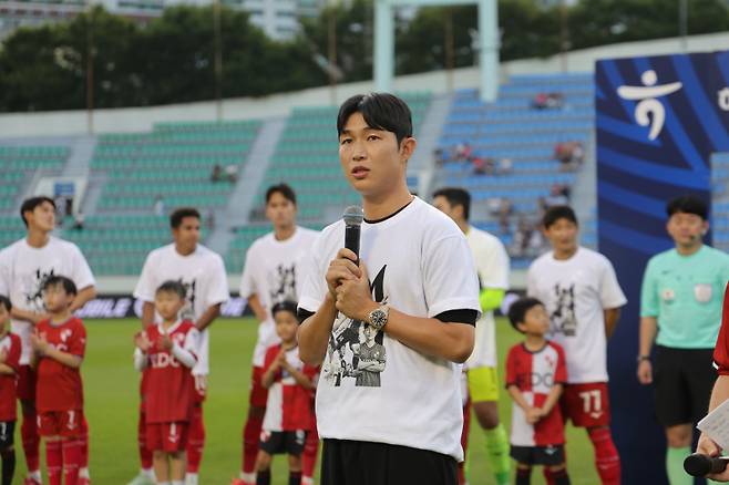 이승기가 지난 12일 부산구덕운동장에서 열린 성남FC와의 하나은행 K리그2 2025 20라운드를 앞두고 은퇴 소감을 전하고 있다. 사진=부산