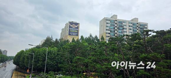 서울 송파구 방이동 오금현대아파트에 조합설립 추진위원회 구성 승인을 축하하는 현수막이 걸려 있다. [사진=이수현 기자]