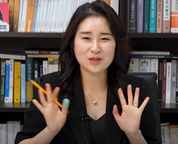 윤석열 전 대통령 법률 대리인단 소속 김계리 변호사가 개인 유튜브 채널을 개설하며, "댓글을 달지 말라"고 전했다. [사진=유튜브 @김계리TV]