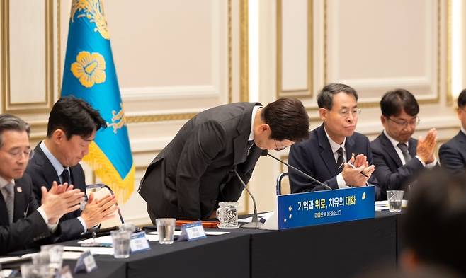 참사 희생자 유가족들에게 머리 숙여 사과하는 이재명 대통령