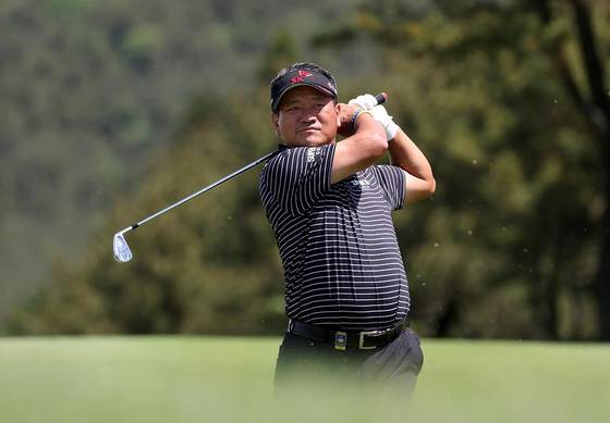 그는 뚝심으로 55세 나이에 메이저대회 출전권을 땄다. [연합뉴스]