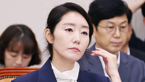 강선우 여성가족부 장관 후보자가 14일 국회 여성가족위원회 전체회의에서 열린 인사청문회에서 머리를 만지고 있다. 임현동 기자