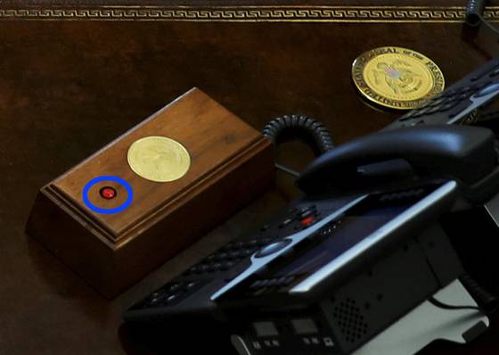 도널드 트럼프 대통령 책상 위에 있는 빨간 단추가 있는 박스가 놓여있다. 이 단추를 누르면 직원이 콜라를 가지고 온다고 한다. 로이터=연합뉴스