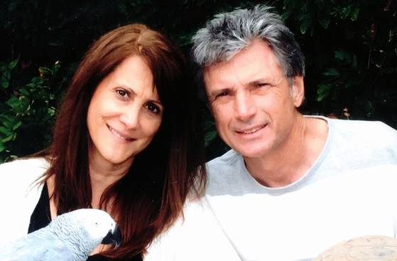 미국 오디션 TV 프로그램인 '아메리칸 아이돌' 음악감독으로 활동해온 로빈 케이(70·왼쪽)와 그의 남편 토머스 델루카(70). 사진 페이스북 캡처