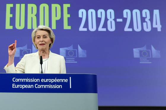 우르줄라 폰데어라이엔 유럽연합(EU) 집행위원장이 16일(현지시간) 벨기에 브뤼셀에서 2028~2034년 장기 예산안 초안을 발표하고 있다. 로이터=연합뉴스