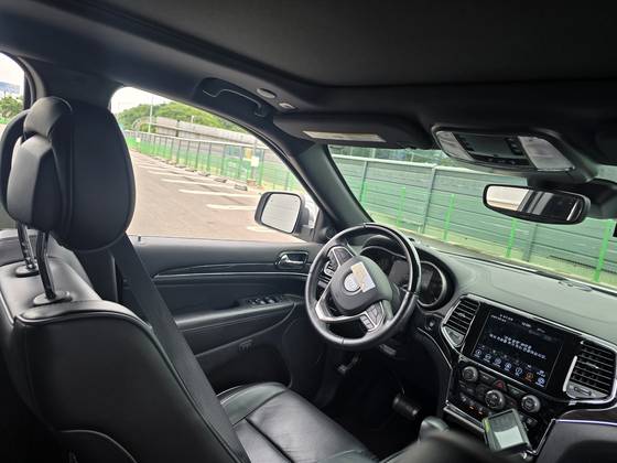 지난 15일 경기도 성남시 판교 서울로보틱스 연구개발(R&D) 센터에서 지프의 내연기관 스포츠유틸리티차(SUV)가 운전자 없이 인프라 기반 자율주행 체계를 이용해 움직이는 모습. 오삼권 기자