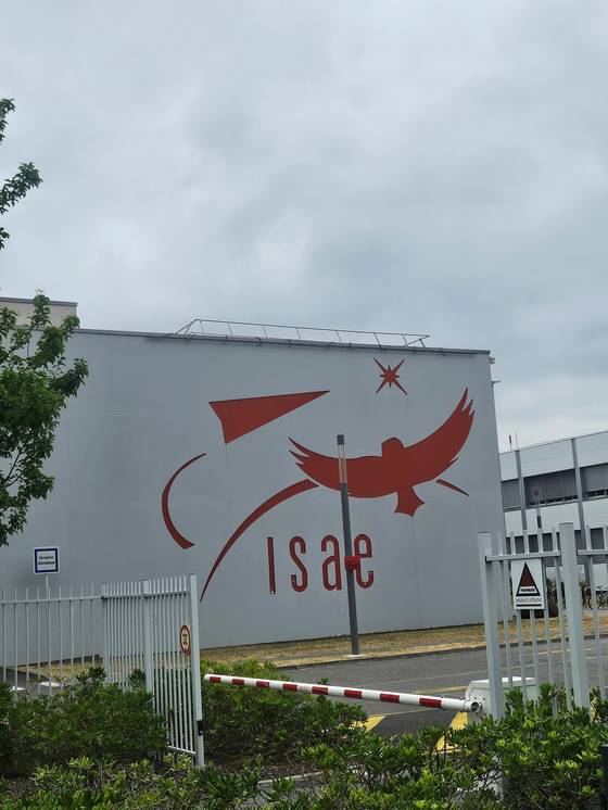 툴르즈 고등항공우주학교(ISAE-SUPAERO) 캠퍼스. 이 학교는 우주항공 분야의 그랑제콜이다. 벽면엔 새와 종이 비행기를 상징하는 이 학교의 마크가 그려졌다. 툴루즈=이철재 기자