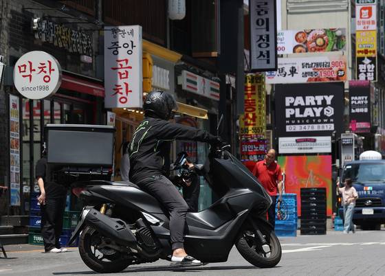 서울 강남의 한 식당가를 달리고 있는 배달 라이더. 연합뉴스