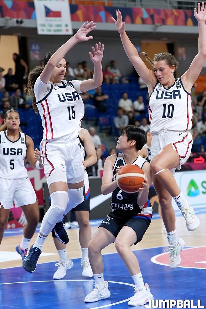 ▲2명의 미국 선수를 속인 임연서 이후 자유투까지 얻는데 성공한다