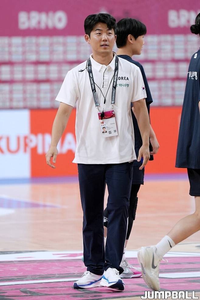 ▲대표팀 선수들의 컨디션을 책임지는 김신유 트레이너