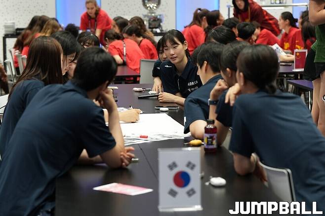 ▲15일 FIBA에서 준비한 선수 워크숍에 참석한 대표팀 선수들