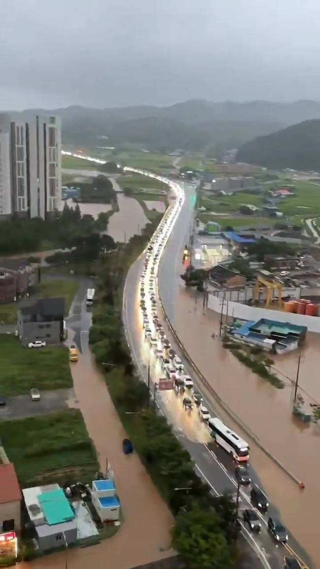 ▲ 충남 서해안을 중심으로 강한 비가 내린 17일 새벽 충남 서산시 성연면 성연삼거리가 폭우로 잠긴 가운데 출근길 차량정체가 빚어지고 있다. 연합뉴스