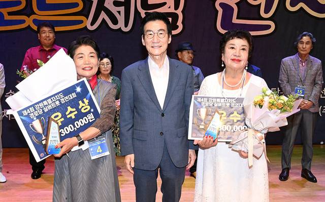 ▲김중석 강원도민일보 회장이 우수상을 차지한 최은옥씨와 이옥선씨에게 시상한 후 기념촬영을 하고 있다.