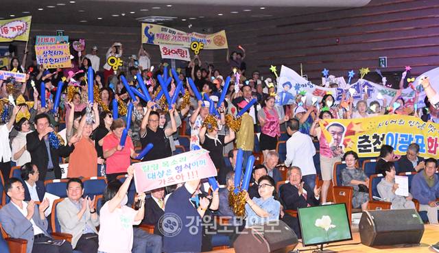 ▲ 제4회 강원도 경로당 실버트롯 경연대회가 16일 속초문화예술회관에서 열린 가운데 어르신들이 열띤 응원을 펼치고 있다. 김정호 기자