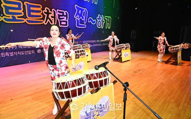 ▲ 강원도경로당실버트롯대회 후원자이기도한 전미향 누리젠 대표가 있는 북꽃소리팀이 식전공연을 펼치고 있다. 김정호 기자