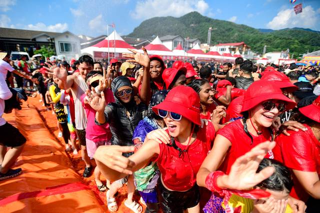 ▲ 사진은 지난해 열린 2024 화천토마토축제의 황금반지를 찾아라 이벤트.