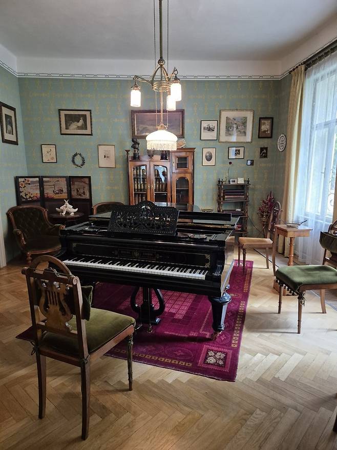 야나체크 자택에 보존된 서재 겸 연습실. 그가 생전에 사용한 피아노, 작곡할 때 쓴 필기구 등이 놓여 있다. 김수현 기자
