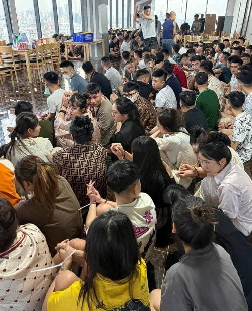 캄보디아 당국의 '로맨스 스캠' 등 인터넷 사기 작업장 단속에서 붙잡힌 사람들. /사진=AP