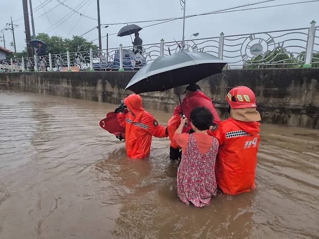 17일 충남 전역에 호우특보가 내려진 가운데 이날 오전 7시 20분께 충남 공주 유구읍 한 마을이 침수돼 소방대원이 주민을 구조하고 있다. /사진=연합뉴스
