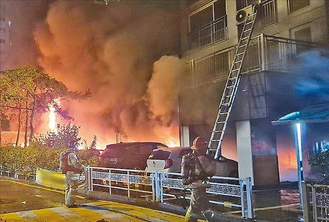 17일 오후 경기 광명시 소하동의 한 아파트 주차장에서 불길이 치솟아 출동한 소방대원들이 진화 작업을 벌이고 있다. /연합뉴스