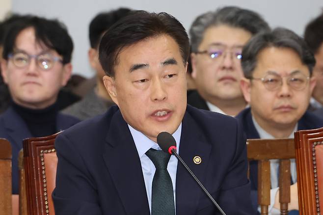 허석곤 소방청장이 지난 1월13일 국회 행정안전위원회 전체회의에서 비상계엄 당시 이상민 전 행정안전부 장관의 언론사에 대한 단전·단수 지시와 관련한 더불어민주당 윤건영 의원의 질의에 답하고 있다.
