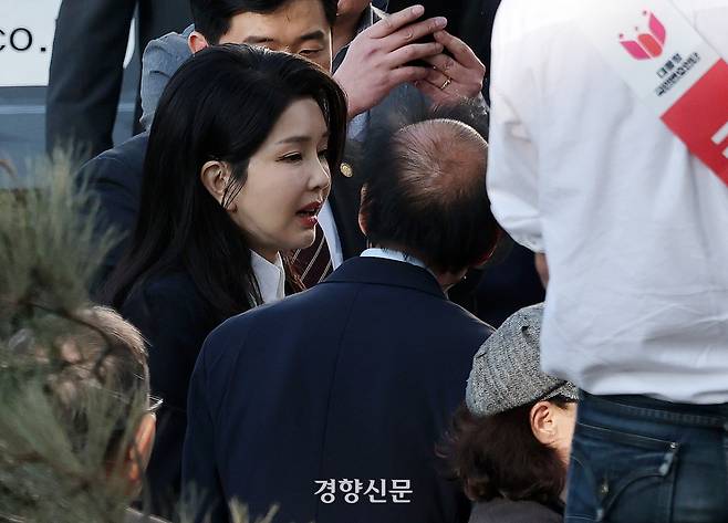 윤석열 전 대통령 부인 김건희 여사가 지난 4월11일 한남동 관저를 퇴거해 사저인 서울 서초구 아크로비스타로 들어서고 있다. 정효진 기자