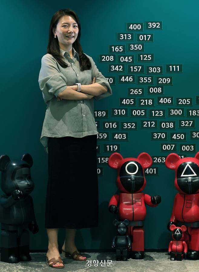 오소영 넷플릭스 컨슈머프로덕트팀 시니어 매니저가 지난 16일 서울 종로구 넷플릭스 사옥에서 인터뷰 시작에 앞서 포즈를 취하고 있다. 서성일 선임기자