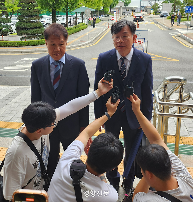 김수현(왼쪽)·김상조 전 청와대 정책실장이 16일 대전지법 앞에서 통계조작 의혹 사건에 대한 입장을 밝히고 있다. 강정의 기자