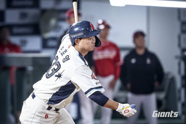 오른쪽 손가락 부상을 당한 롯데 손호영이 부상에서 회복을 마쳤다. 손호영은 2군 경기 소화 후 1군에 복귀할 전망이다. 사진은 지난 5월  경기에서 안타를 치고 타구를 응시하는 모습. 롯데 자이언츠 제공