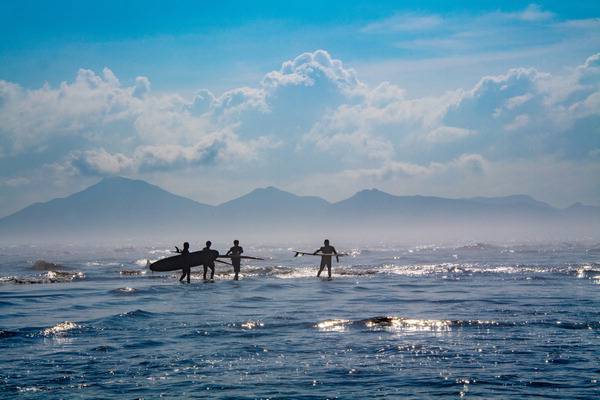 지난해 7월 부산 사하구 다대포 해수욕장에서 서퍼들이 서핑보드를 들고 해변을 거닐고 있다. 다대포 해수욕장은 수심이 완만하고 백사장이 넓어 여름 레포츠의 천국으로 불린다.  사하구 제공