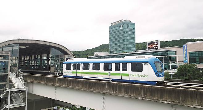 A light rail train operates in Yongin, Gyeonggi. [NEWSIS]