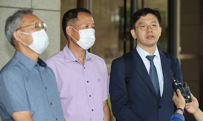On the morning of July 29, 2020, Hyun Geun-taek, representing the plaintiffs in a suit against the Yongin mayor and others over the city’s light rail project, speaks to reporters in front of the Supreme Court in Seocho District, southern Seoul, after the final appeals hearing. The Supreme Court overturned the court’s decision and remanded the case to the Seoul High Court. [YONHAP]