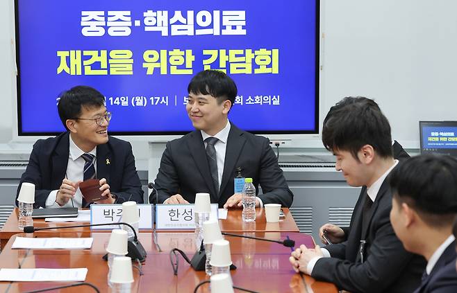 Democratic Party Rep. Park Ju-min, left, who chairs the parliamentary health committee, talks with Han Seong-jon, leader of the Korean Intern Resident Association, during their meeting at the National Assembly in western Seoul on July 14. [NEWS1]