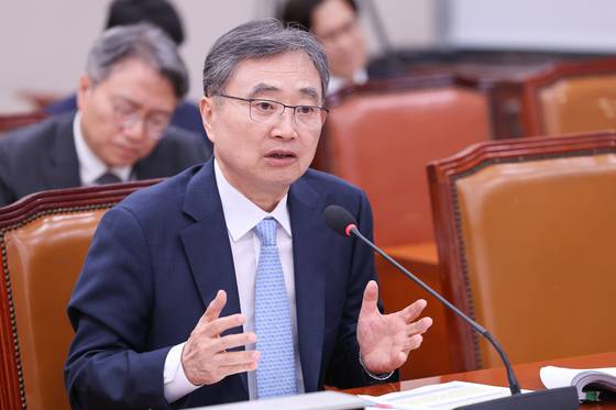 Cho Hyun, nominee for foreign minister, answers questions during his confirmation hearing at the National Assembly's Foreign Affairs and Unification Committee in Seoul on July 17. [NEWS1]